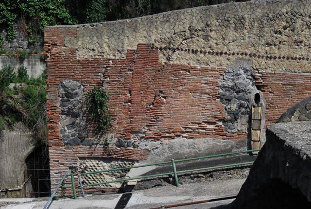 II.1, Herculaneum, June 2008. Looking west to exterior wall in south-east corner.
Photo courtesy of Nicolas Monteix.